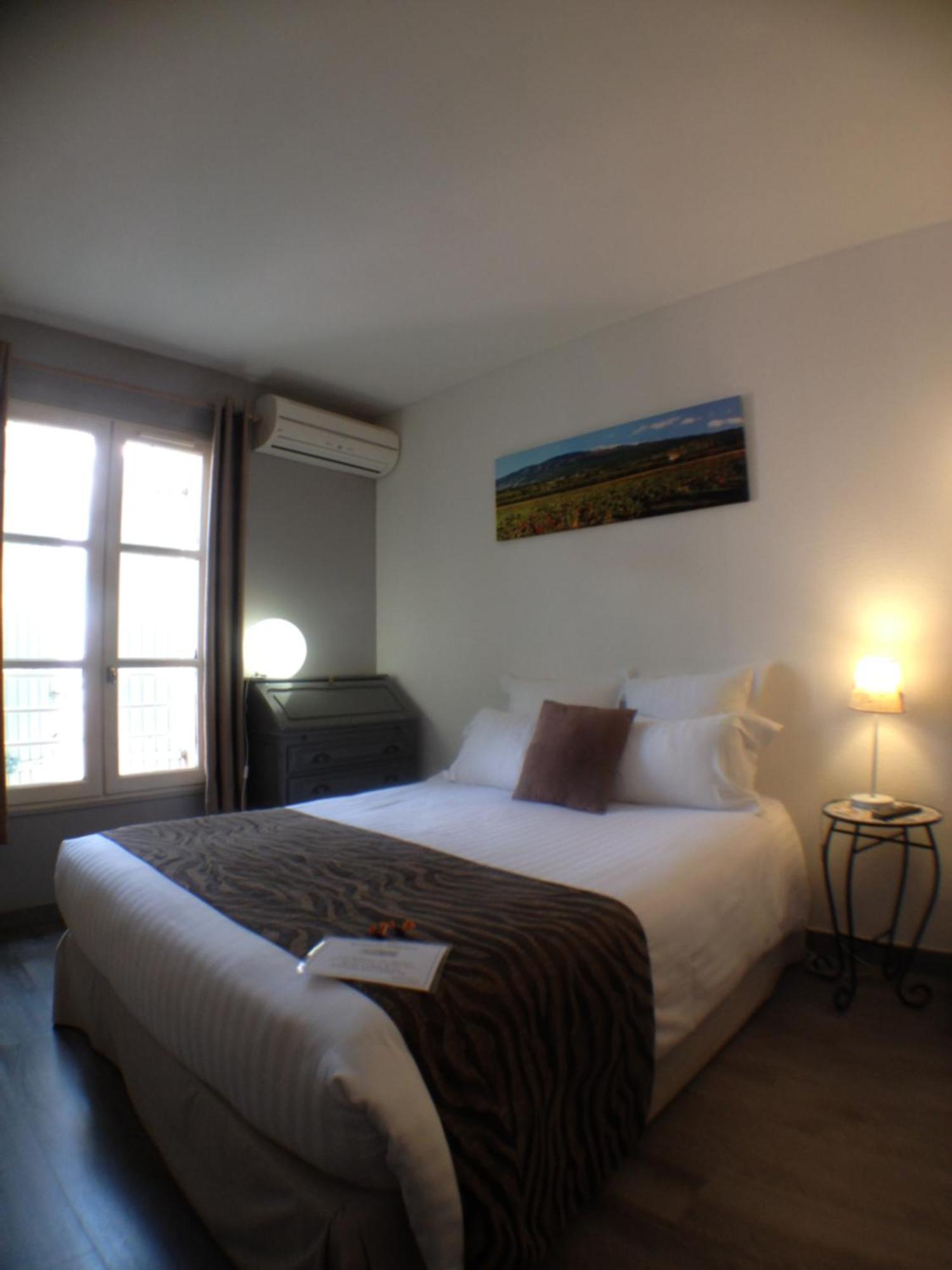 Logis Hotel Restaurant La Ferme Avignon Room photo